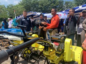 Wali Kota Rahma Serahkan Alat Bantu Usaha Kelompok Tani di Tanjungpinang