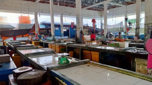 Cuaca Buruk, Puluhan Lapak Pedagang Ikan di Pasar Barek Motor Kijang Kosong