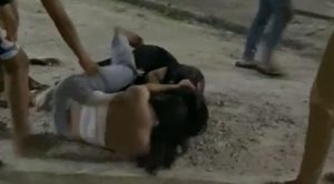 Perkelahian Dua Wanita Saling Jambak di Karimun Viral di Medsos