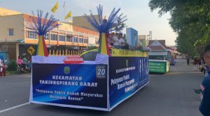 Warga Tanjungpinang Tumpah Ruah Saksikan Puluhan Mobil Hias di Pawai Budaya Nusantara