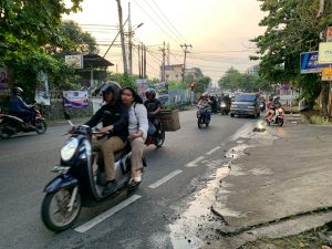 3 Pengendara Motor Jatuh Akibat Tumpahan Solar di Jalan Ir Sutami Tanjungpinang