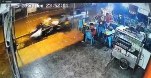 CCTV Rekam Kecelakaan, Pengendara Motor Terpental Ditabrak Mobil di Tanjung Uban