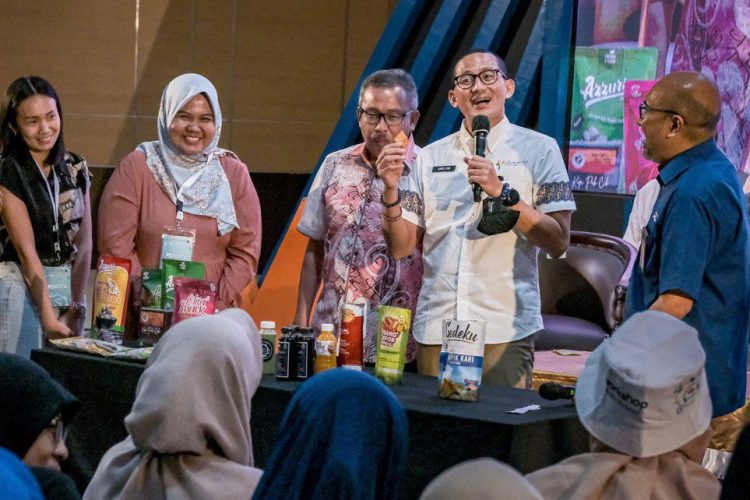 Menparekraf Review Produk Peserta Workshop KaTa Kreatif di Batam ala Food Vlogger