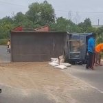Truk Muatan Pasir Terbalik di Jalan Ganet, Sopir dan Kernet Selamat