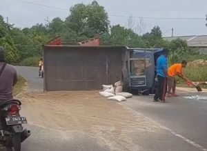 Truk Muatan Pasir Terbalik di Jalan Ganet, Sopir dan Kernet Selamat
