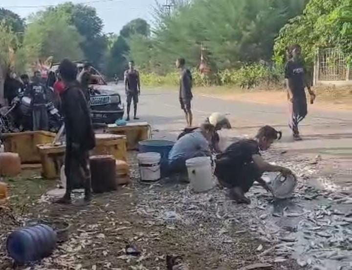 Mobil Pikap Angkut Ikan Terguling, 7 Orang Luka-luka