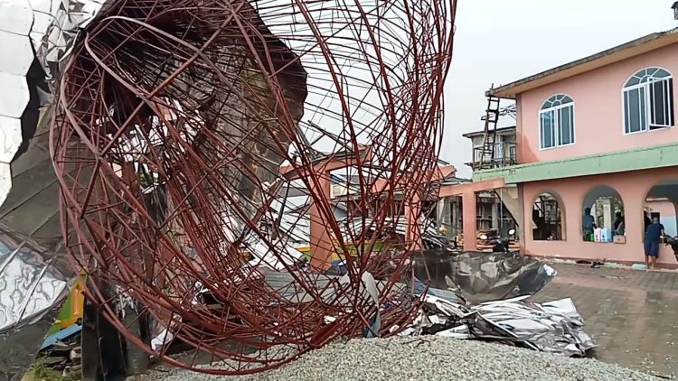 Kubah Masjid Al Falah Karimun Roboh Dihantam Puting Beliung