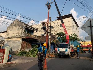 Gegara Tiang Patah Pasokan Listrik Perumahan Griya Permata Kharisma Terganggu