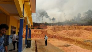 Lahan Kosong Kawasan SMKN 4 Tanjungpinang Terbakar