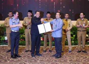 Gubernur Ansar Terima Penghargaan atas Kontribusi sebagai Pembina Desa/Kelurahan Sadar Hukum