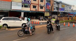 Jalan D.I Panjaitan Depan Wisma Pesona Ditutup, Banyak Pengendara Putar Balik