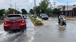 Ruas Jalan WR Supratman Tanjungpinang Terendam Banjir