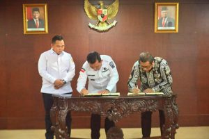 Gubernur Ansar Teken Penyerahan Dana Hibah Pilkada Tahun 2024