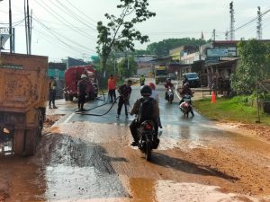 TRC BPBD Bintan Bersihkan Lumpur Pasca Banjir di Tanjung Uban