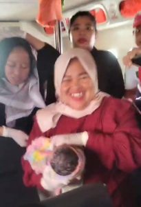 Seorang Penumpang Melahirkan di Atas Kapal Karunia Jaya