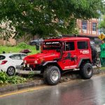Mobil Nyangkut di Pembatas Jalan D.I Panjaitan KM 7 Tanjungpinang