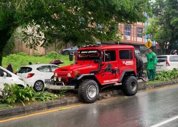 Mobil Nyangkut di Pembatas Jalan D.I Panjaitan KM 7 Tanjungpinang