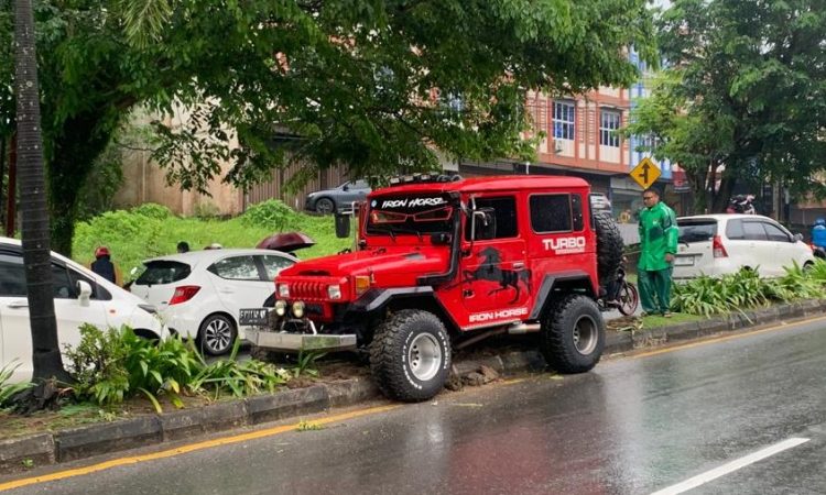 Mobil Nyangkut di Pembatas Jalan D.I Panjaitan KM 7 Tanjungpinang