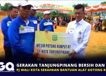 PJ Wali Kota Hasan Serahkan Bantuan Alat Gotong Royong di Kelurahan Batu IX