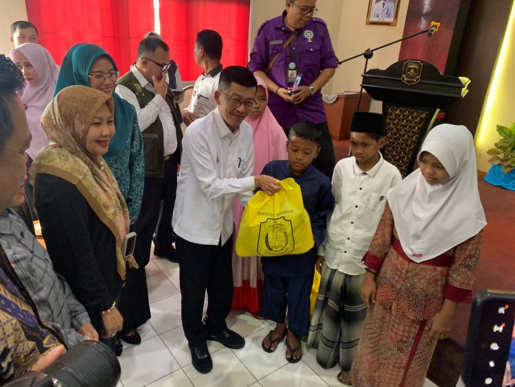 Anak-Anak Terlantar di Tanjungpinang Terima Bantuan Paket Sembako.