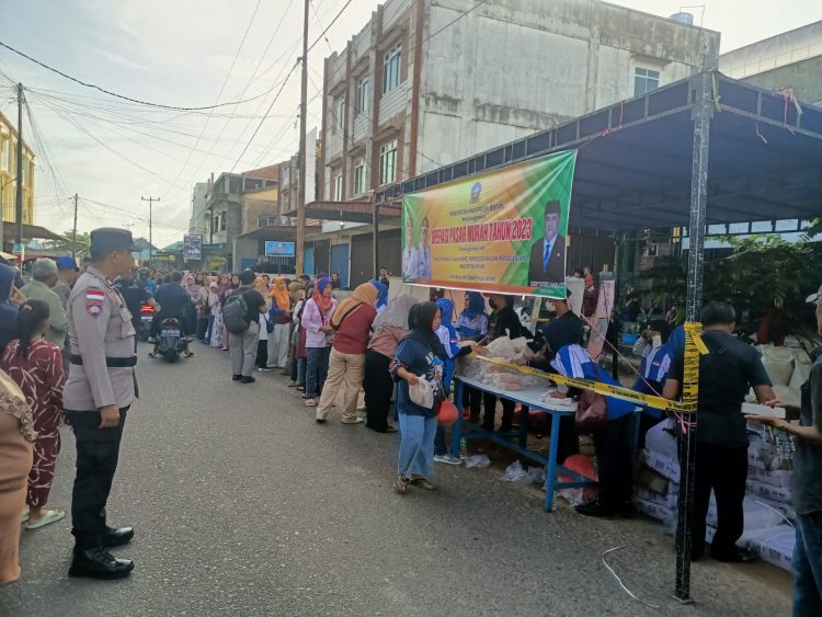 Ribuan Warga Padati Pasar Murah di Bintan Timur.