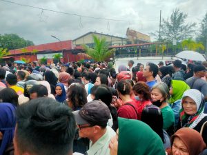 Ratusan Warga Tanjungpinang Berdesakan Beli Sembako Murah di Rimba Jaya