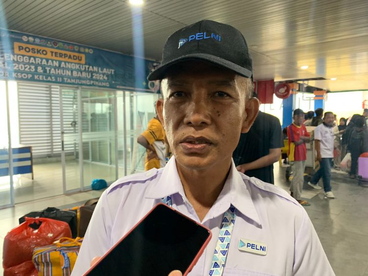 Belasan Penumpang Kapal Pelni Sabuk Nusantara 48 Tujuan Serasan Gagal Berangkat.