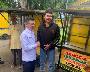 79 Pedagang Tepi Laut Tanjungpinang Dapat Bantuan Gerobak