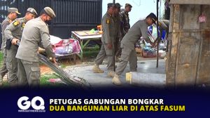 Petugas Gabungan Bongkar Dua Bangunan Liar di atas Fasum