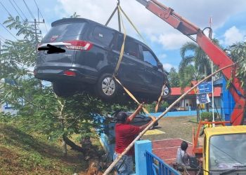 Kecelakaan Tunggal, Mobil Tabrak Warung dan Pagar Kantor BP2MI Tanjungpinang