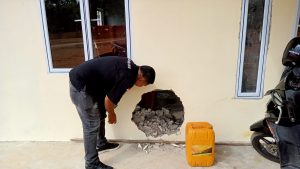 Upah Tak Dibayar, Tukang Rusak Gedung Aula Kelurahan Tembeling yang Baru Selesai Dibangun