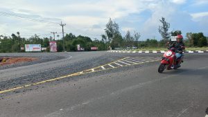 Kerikil Sisa Proyek Bundaran Ceruk Ijuk Bintan Berserakan ke Jalan, Bahayakan Pengendara