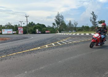 Kerikil Sisa Proyek Bundaran Ceruk Ijuk Bintan Berserakan ke Jalan, Bahayakan Pengendara
