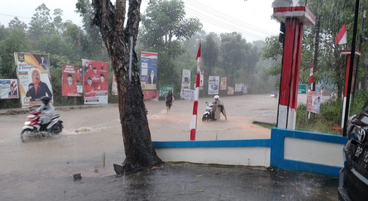 Nekat Terobos Banjir, Sejumlah Motor Mogok di Jalan Nusantara Batu 18 Kijang.