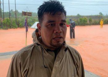 Air Drainase Meluap saat Hujan, Jalan Nusantara Batu 12 Terendam Banjir.