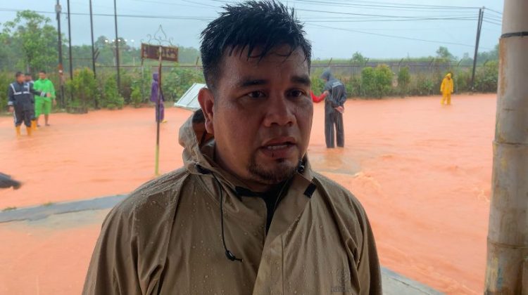 Air Drainase Meluap saat Hujan, Jalan Nusantara Batu 12 Terendam Banjir.