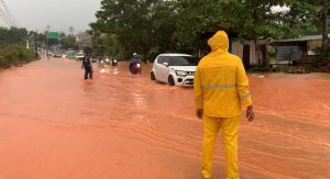 Penyebab Banjir di Jalan Nusantara Batu 12 karena Drainase Tersumbat
