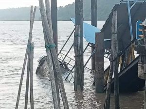 Ponton Pelabuhan Tanjung Berlian Karimun Tenggelam
