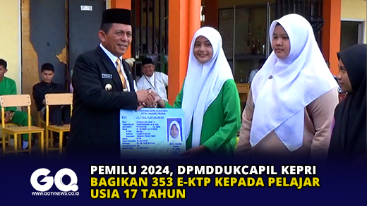 Pemilu 2024, DPMDDUKCAPIL Kepri Bagikan 353 e-KTP kepada Pelajar usia 17 Tahun