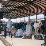 Momen Simpatisan Sholat Bersama Sambil Menunggu Kedatangan Anies