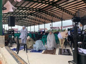 Momen Simpatisan Sholat Bersama Sambil Menunggu Kedatangan Anies