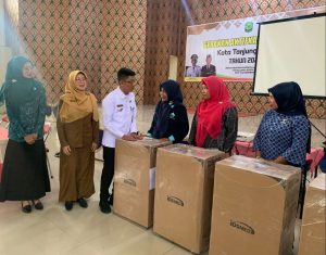 Maksimalkan Pelayanan, Pj Wako Hasan Serahkan Bantuan Alat Medis ke 145 Posyandu