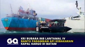 KRI Bubara 868 Lantamal IV Bantu Padamkan Api Kebakaran Kapal Kargo di Batam