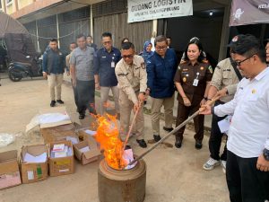 KPU Tanjungpinang Musnahkan Ribuan Surat Suara Rusak