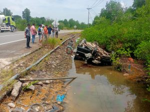 Diduga Hilang Kendali, Mobil Innova Terguling di Jalan Lintas Barat Bintan