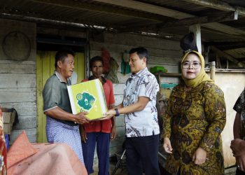 Berbagi Berkah Ramadhan Kejati Kepri Bagikan 100 Paket Sembako ke Warga Tanjungpinang