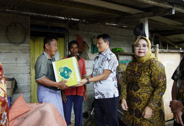 Berbagi Berkah Ramadhan Kejati Kepri Bagikan 100 Paket Sembako ke Warga Tanjungpinang