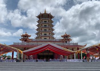 Melihat Pesona Destinasi Wisata Pagoda Tertinggi di Indonesia yang Ada di Tanjungpinang Provinsi Kepri.