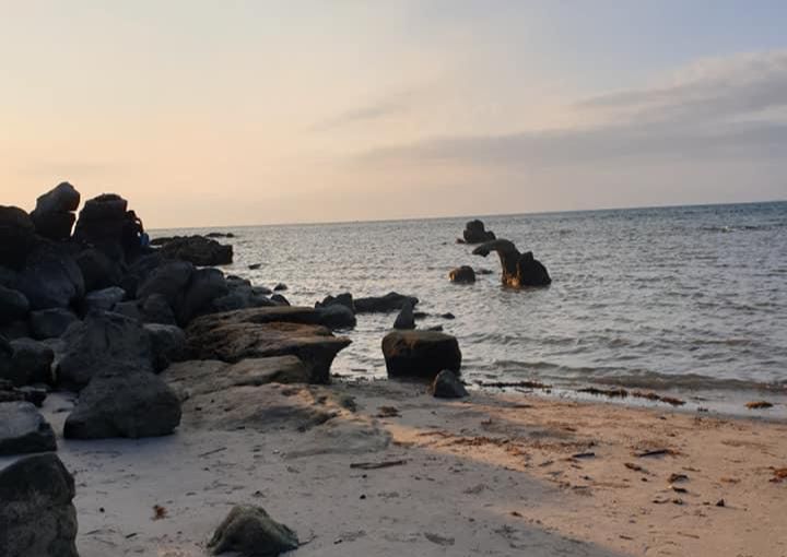 Pesona Bebatuan di Pantai Setumu Tanjungpinang Cocok Jadi Lokasi Destinasi Wisata Saat Libur Lebaran.