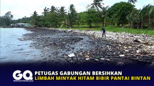 Petugas Gabungan Bersihkan Limbah Minyak Hitam Bibir Pantai Bintan